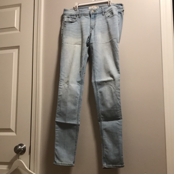 Hollister light denim jeans, size 9L - Picture 3 of 3